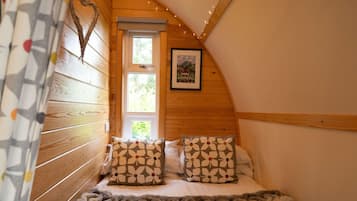 1 bedroom, travel crib, internet