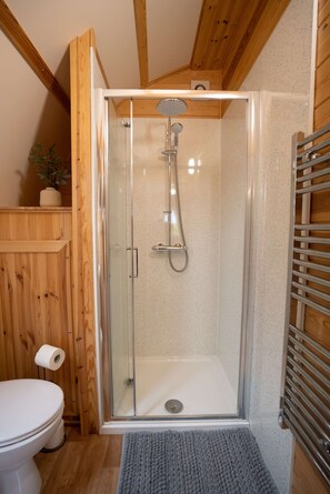 Een douche, handdoeken