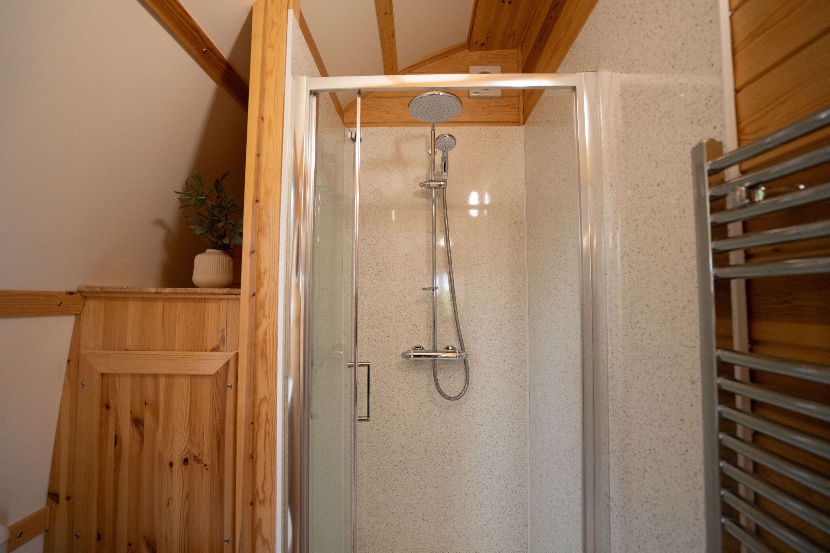 Douche, serviettes fournies, savon, papier toilette