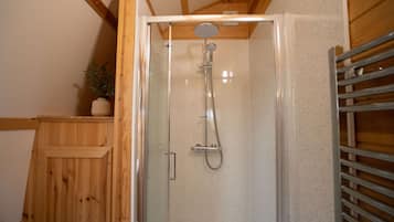 Douche, serviettes fournies, savon, papier toilette