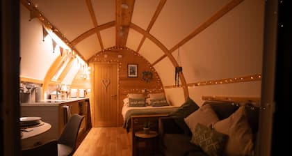 Luxury Ensuite Wooden Glamping Cabin With Hot Tub
