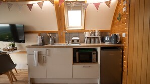 Cafetière/bouilloire, réfrigérateur, micro-ondes, plaque de cuisson