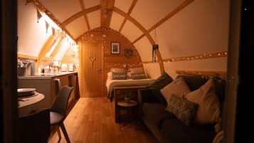 1 bedroom, travel crib, internet