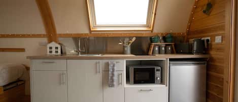Kaffe-/temaskine, køleskab, mikrobølgeovn, kogeplade