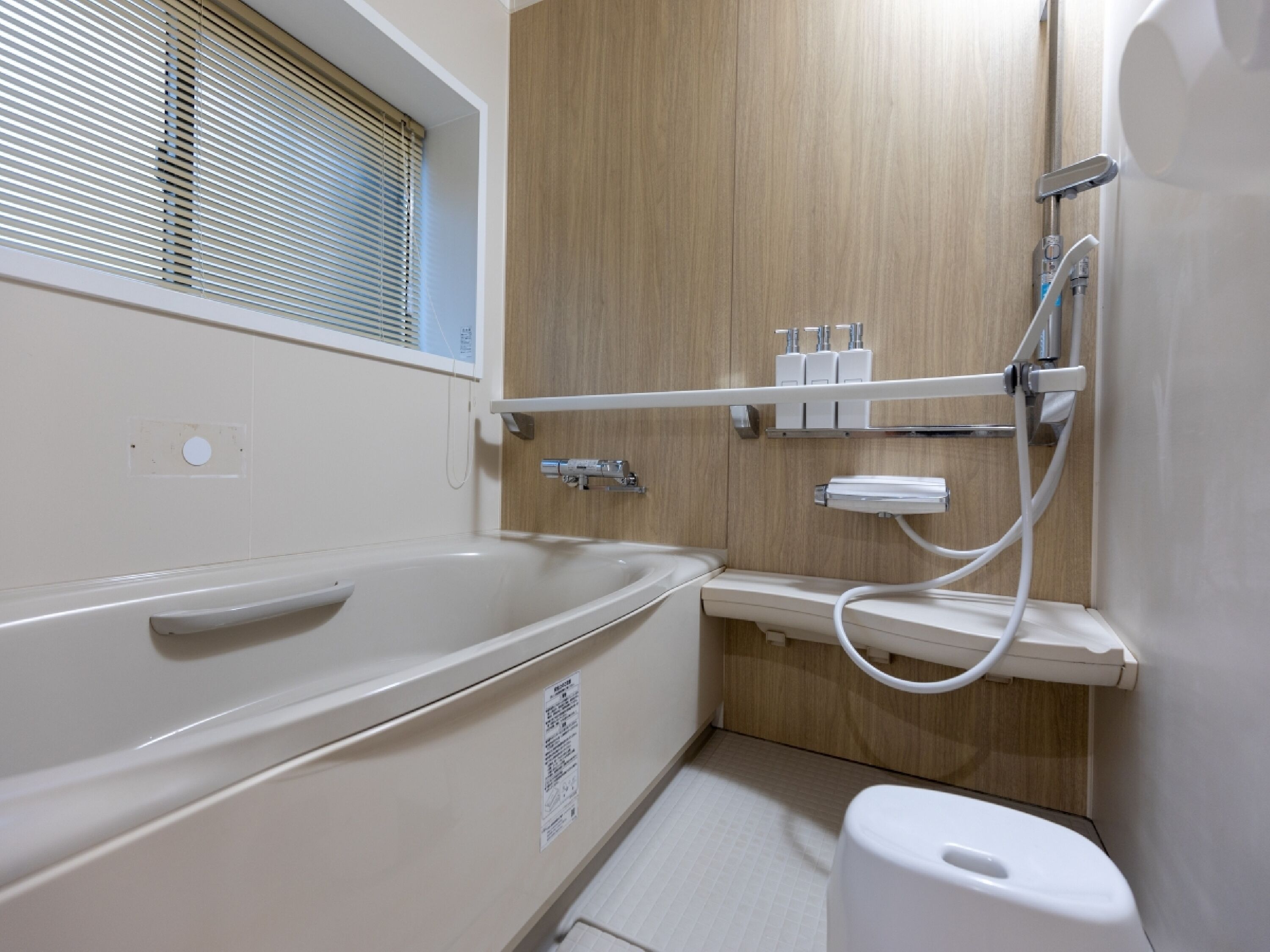 Une salle de bain moderne équipée d’une baignoire, de toilettes et d’un espace douche.