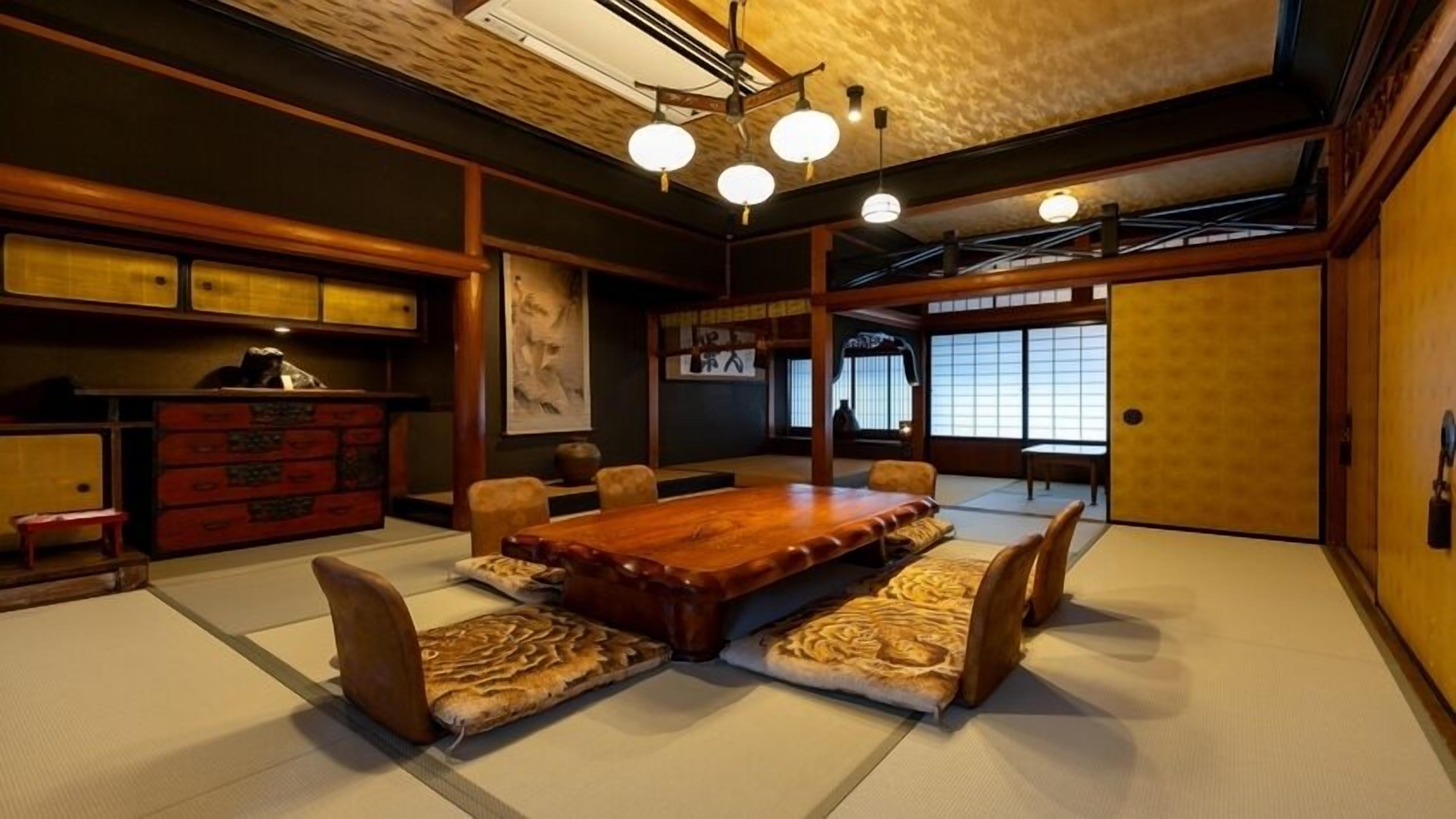 Ein traditioneller japanischer Raum mit Tatami-Bodenbelag, einem niedrigen Holztisch und Shoji-Bildschirmen.