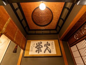 Chambre traditionnelle, non-fumeur, salle de bain privée (Japanese style, Kiku, 10+7.5+5 Tatami) | Bureau, accès au Wi-Fi (inclus)
