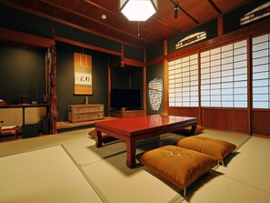 Eenvoudige kamer, niet-roken, gemeenschappelijke badkamer (Japanese style, Nishi, 8+4.5 Tatami) | Een bureau, gratis wifi