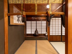 Chambre traditionnelle, non-fumeur, salle de bain privée (Japanese style, Kiku, 10+7.5+5 Tatami) | Bureau, accès au Wi-Fi (inclus)