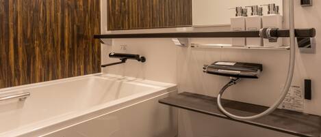 Un baño moderno con una bañera blanca, un panel de pared de madera, un espejo y un estante con artículos de aseo.