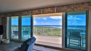 TV connectée, lecteur de DVD, table de tennis de table, chaîne hi-fi