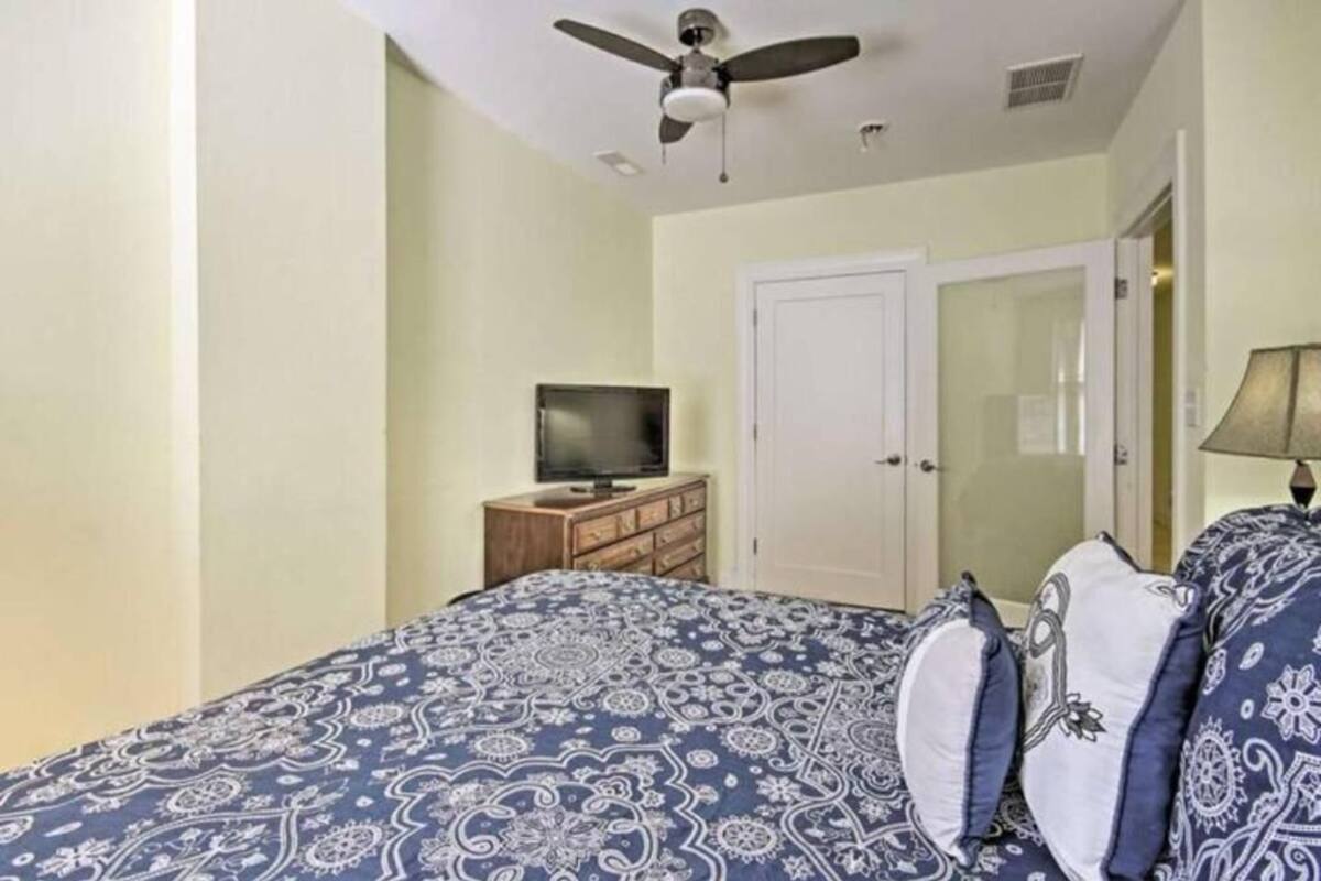 Desk, laptop workspace, iron/ironing board, WiFi (free)