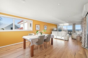 Comfort House, Beach View | In-room dining