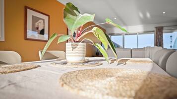 Comfort House, Beach View | In-room dining