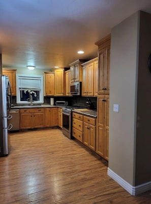 Fridge, microwave, oven, stovetop - Lava Hot Springs Country Stay

 (Lava Hot Springs)