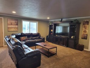 TV, tavolo da ping pong, monitor per computer