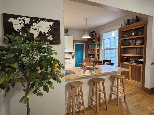 Charming Duplex by Bottleworks Mass Ave in Historic neighborhood