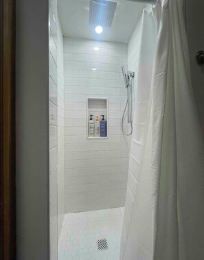 Een douche, een haardroger, handdoeken, zeep