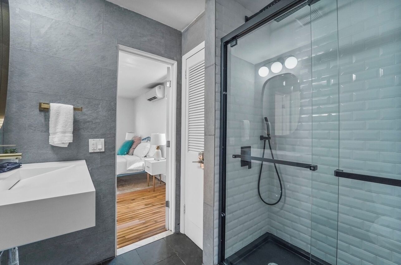 Douche, sèche-cheveux, serviettes fournies, savon