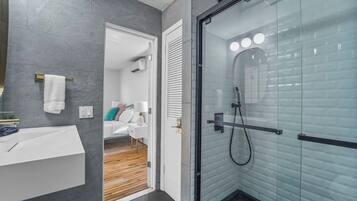 Bruser, hårtørrer, håndklæder, Sæbe