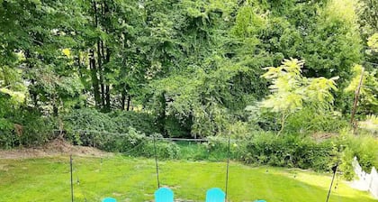 Luxe 10 guest Cottage Ski/Golf/Fire Pit/Lakes/Hike