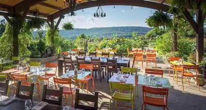 Luxe 10 guest Cottage Ski/Golf/Fire Pit/Lakes/Hike