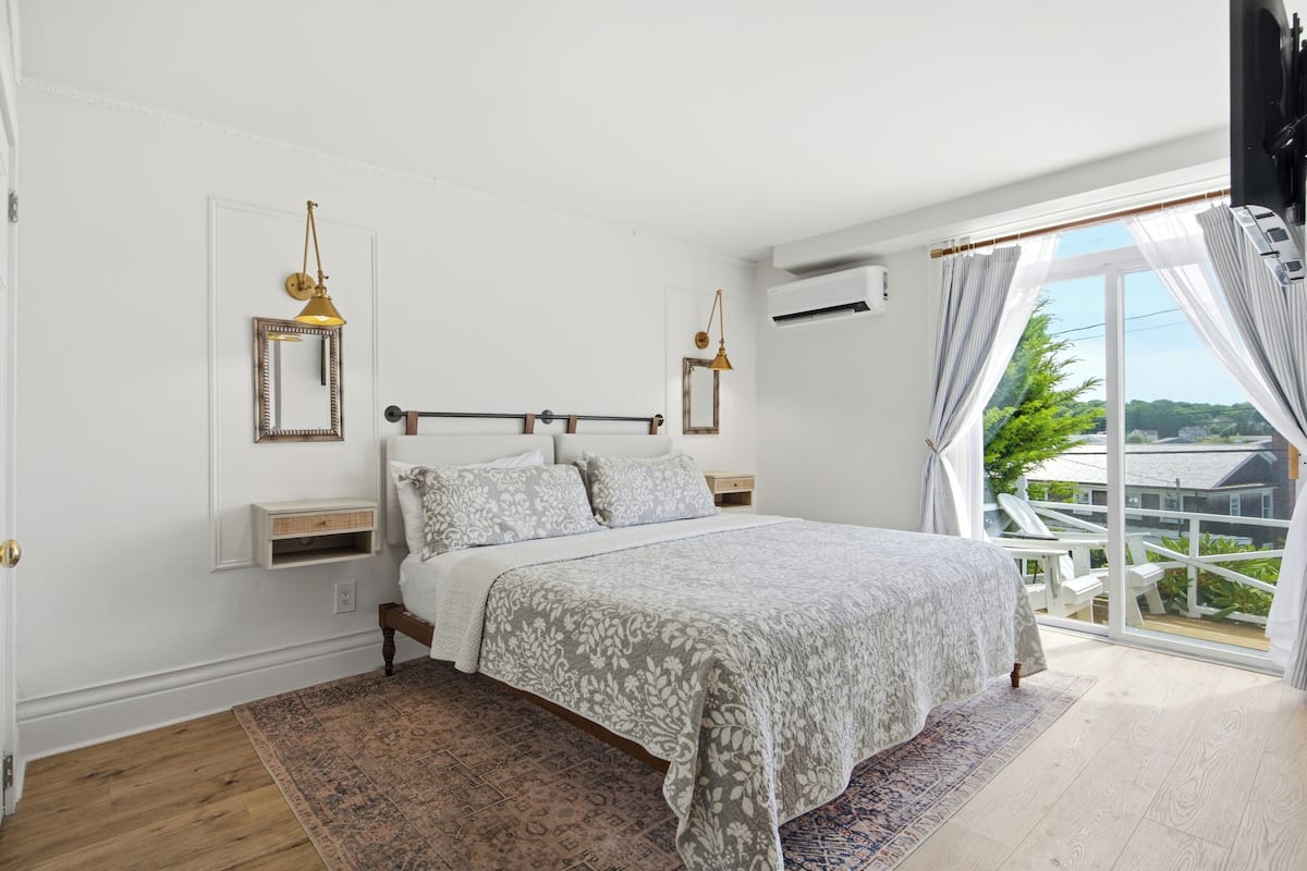 Junior Suite, 1 King Bed, Balcony, Harbor View | Egyptian cotton sheets, premium bedding, memory foam beds
