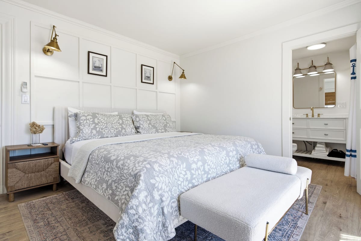 Comfort Room, 1 King Bed, Balcony, Harbor View | Egyptian cotton sheets, premium bedding, memory foam beds