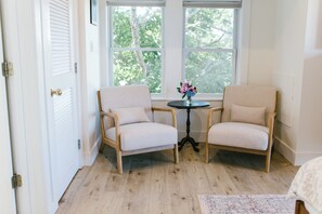 Egyptian cotton sheets, premium bedding, memory-foam beds - Greenleaf Inn (Boothbay Harbor)