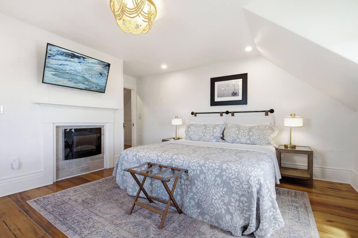 Royal Room, 1 King Bed, Fireplace, Ocean View | Egyptian cotton sheets, premium bedding, memory foam beds