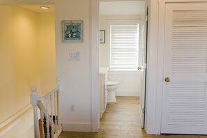 Bathroom - Greenleaf Inn (Boothbay Harbor)