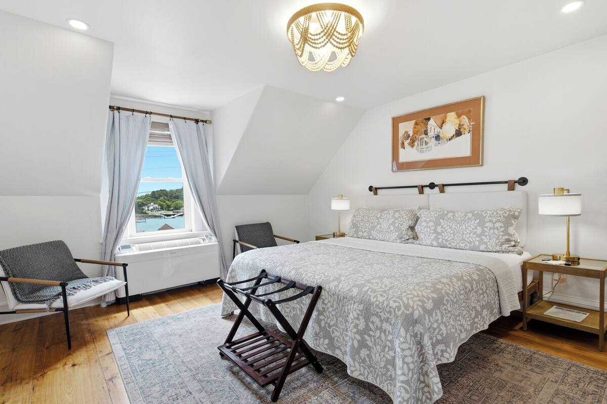 Premier Room, 1 King Bed, Balcony, Harbor View | Egyptian cotton sheets, premium bedding, memory foam beds