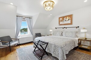Premier Room, 1 King Bed, Balcony, Harbor View | Egyptian cotton sheets, premium bedding, memory foam beds