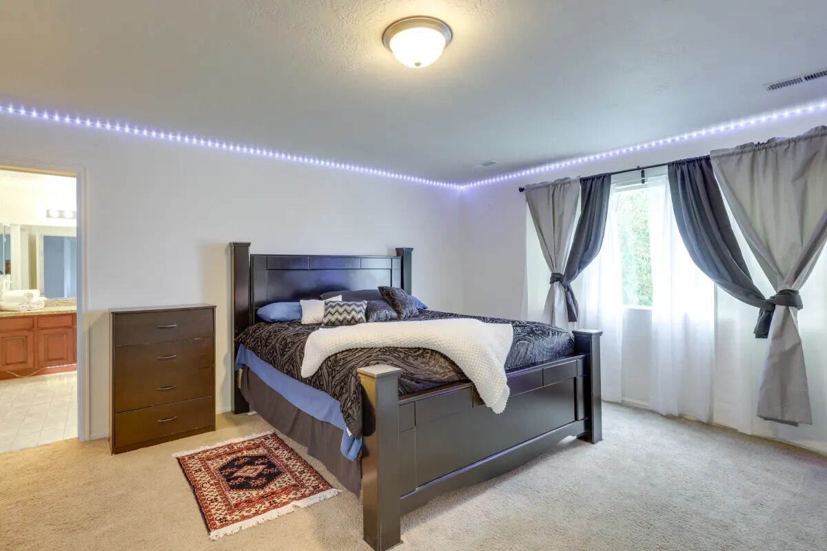 8 bedrooms, iron/ironing board, WiFi, bed sheets