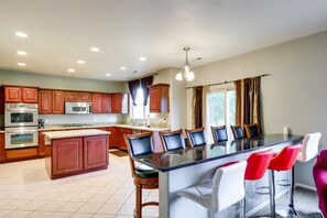Fridge, microwave, oven, stovetop - Luxury 8-bedroom house in Silicon Slopes- Ski-Chewfaster (Lehi)