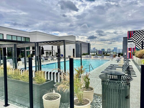     Luxury Skyline Retreat .Top Floor • 3 Balconies • City Views