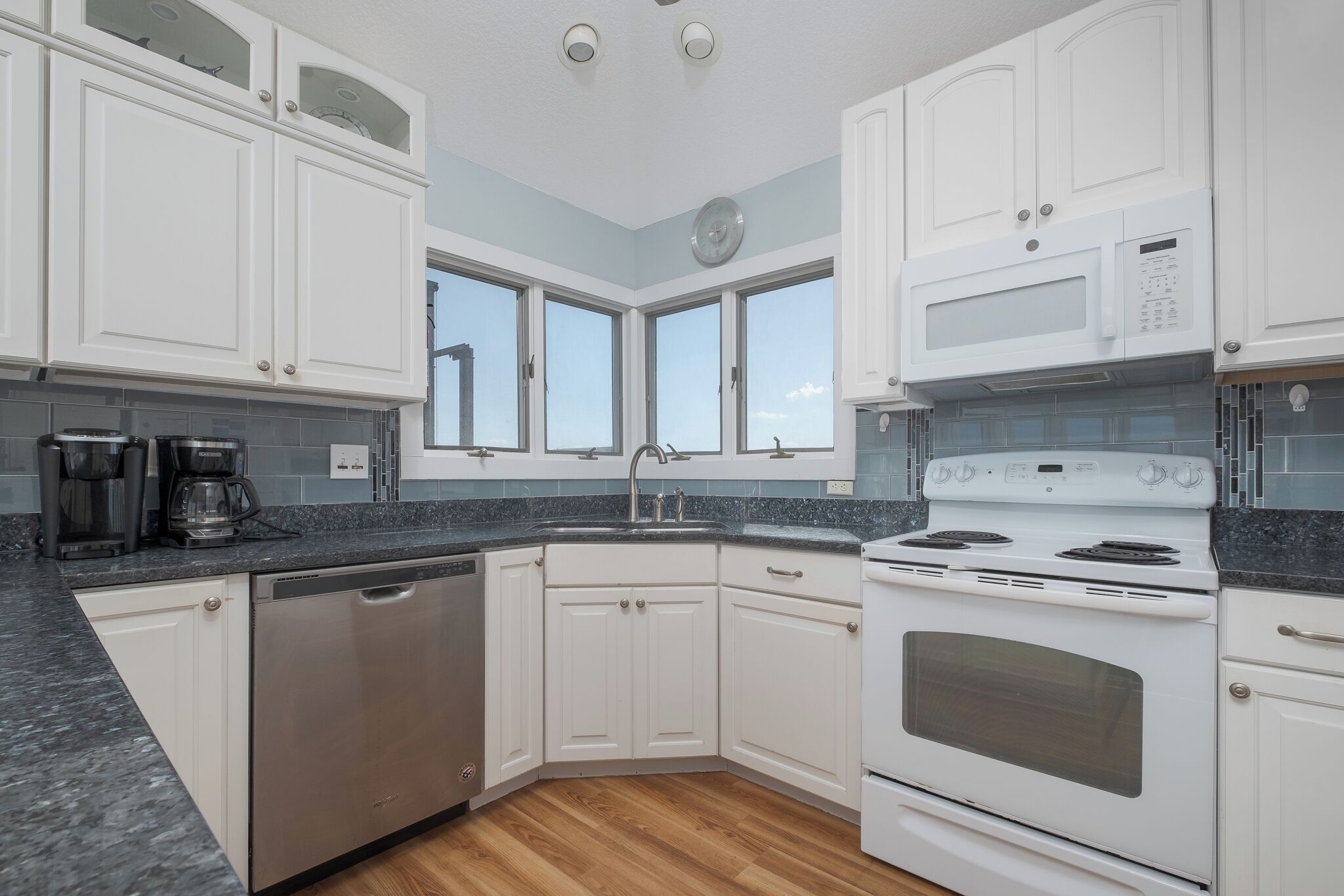 Kjøleskap, mikrobølgeovn, ovn og oppvaskmaskin