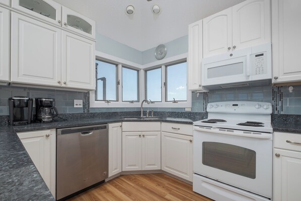 ثلاجة، ميكروويف، فرن، غسالة أطباق