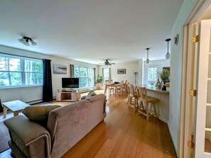 TV, fireplace, offices - Lakeside Serenity Cabin, fishing, Family (Mariahville)