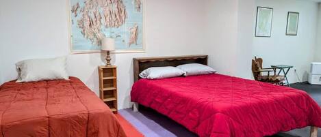 3 habitaciones, escritorio, tabla de planchar con plancha y wifi
