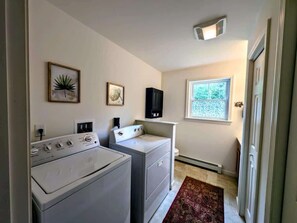 Interior - Lakeside Serenity Cabin, fishing, Family (Mariahville)