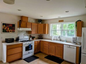 Fridge, microwave, oven, stovetop - Lakeside Serenity Cabin, fishing, Family (Mariahville)