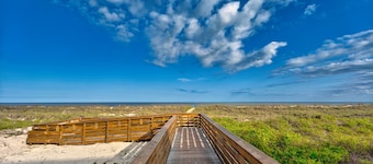 FREE GOLF CART*, Private Pool, Elevator, Walk to Beach. Dog Friendly