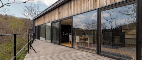 House, 4 Bedrooms | Balcony