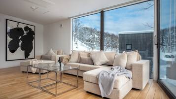 House, 4 Bedrooms | Living room