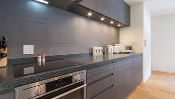 House, 4 Bedrooms | Private kitchen