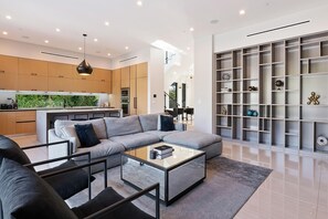 Smart TV, fireplace - Chic 4-bedroom villa with WiFi, AC in vibrant Los Angeles (Los Angeles)