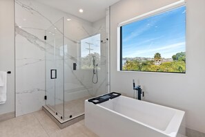 SĂšche-cheveux, serviettes fournies, savon, papier toilette