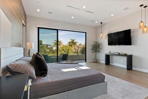 4 bedrooms, desk, iron/ironing board, free WiFi