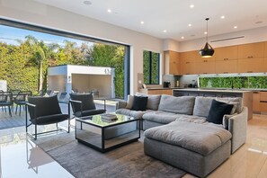 Smart TV, fireplace - Chic 4-bedroom villa with WiFi, AC in vibrant Los Angeles (Los Angeles)